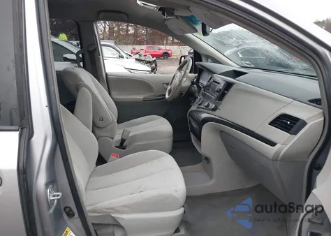 2012 Toyota Sienna Le V6 8 Passenger z USA, uszkodzony, nr VIN 5TDKK3DC5CS206053